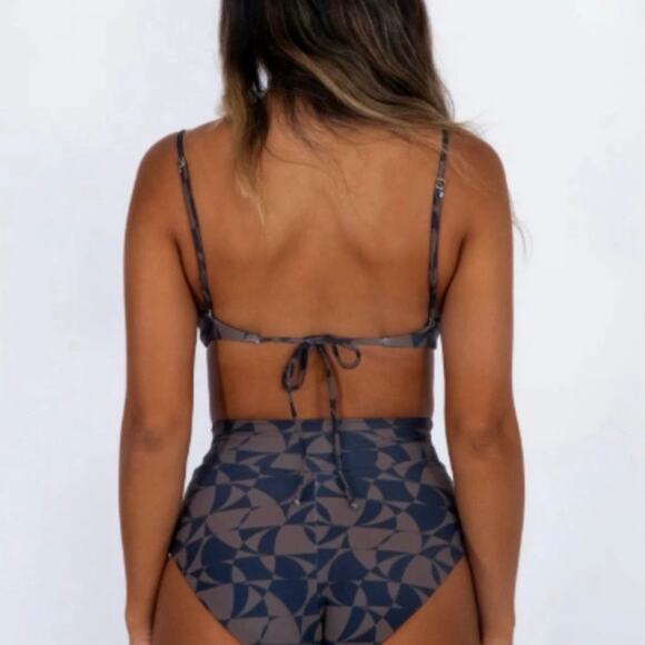 Skatie• ‘Betsy’ Bikini Top in Honolulu Print - Picture 4 of 15